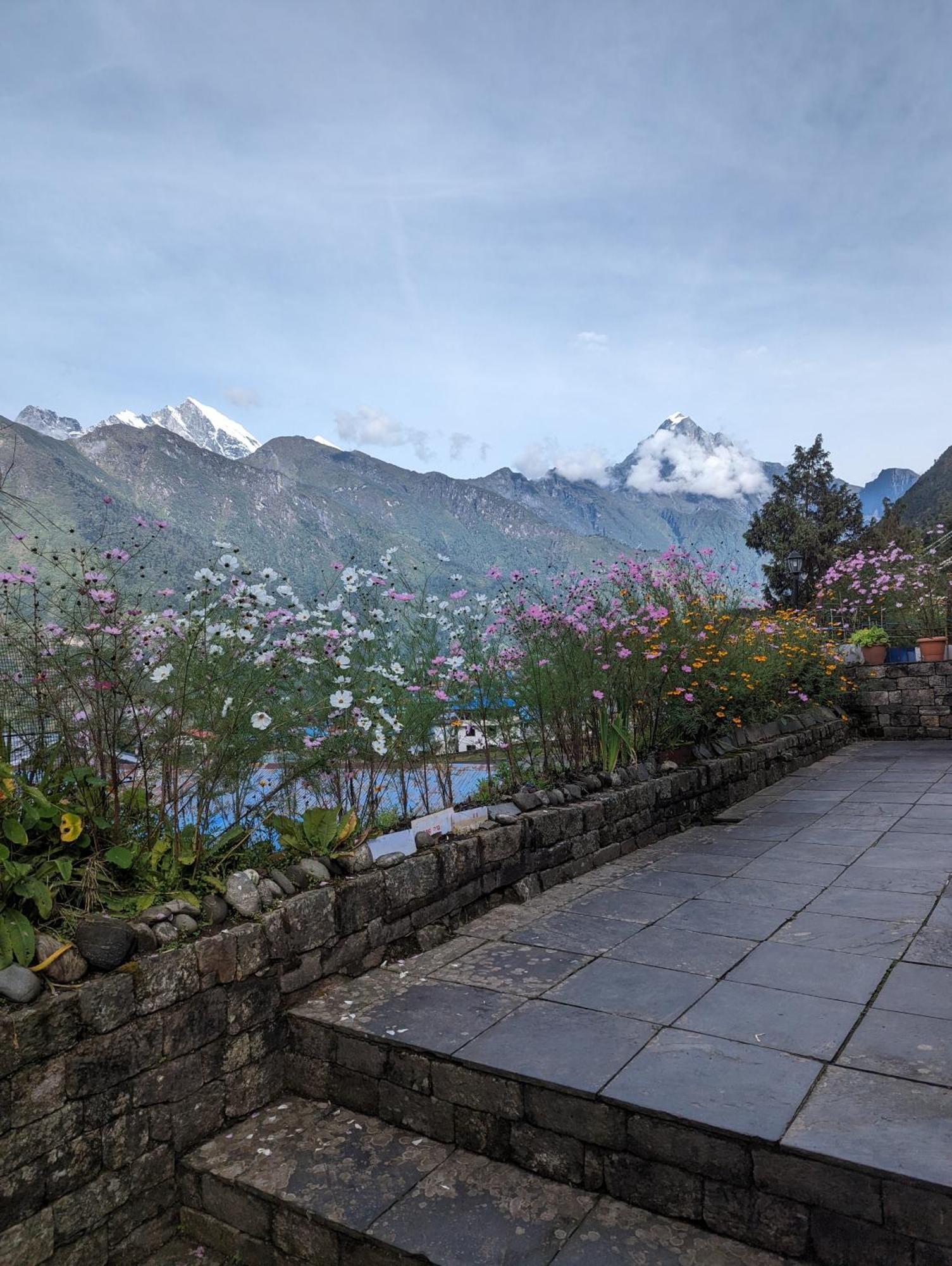 Lukla Himalaya Lodge Exteriör bild